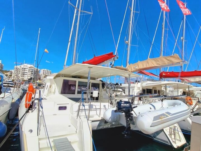 Boat rental Lagoon Lagoon 421 in Sant Antoni de Portmany on Samboat