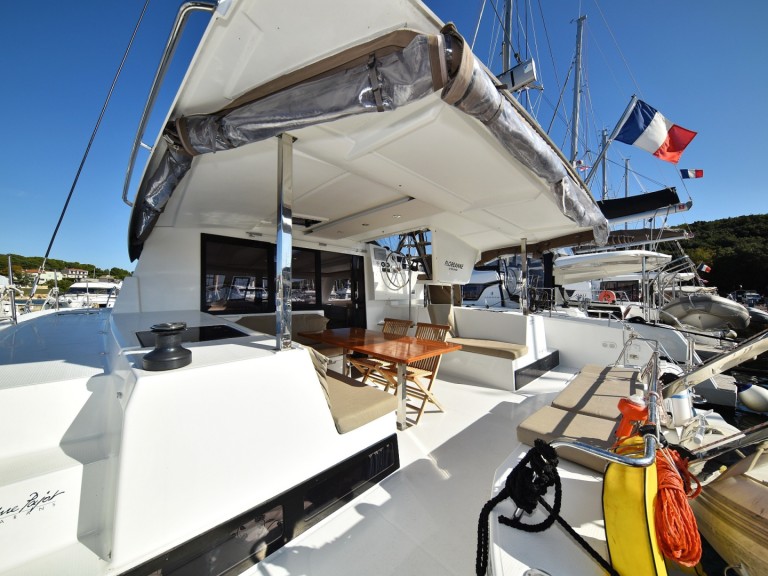 Catamaran rental in Pula - Fountaine Pajot Lucia 40