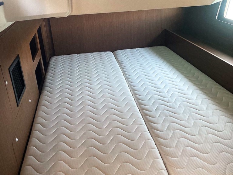 Bénéteau Oceanis 46.1 charter bareboat or captained in  Alimos