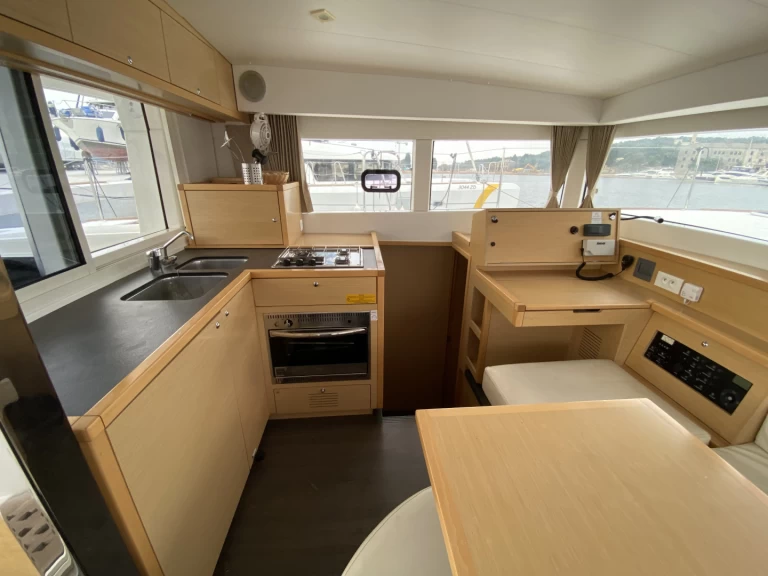 Catamaran rental in Pula - Lagoon Lagoon 39