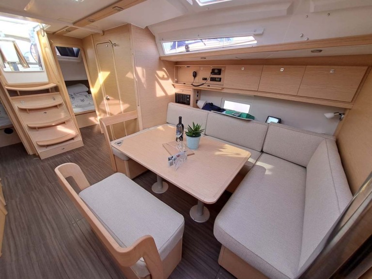 Rent a Dufour Dufour 430 Jezera