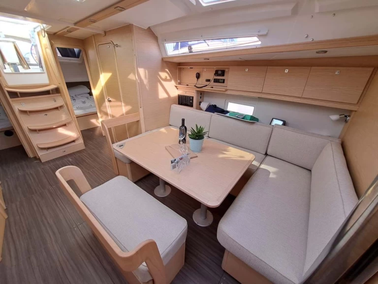 Rent a Dufour Dufour 430 Jezera