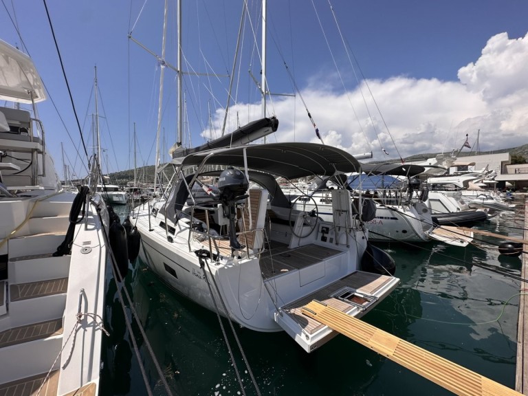 Sailboat for rent Seget Donji at the best price