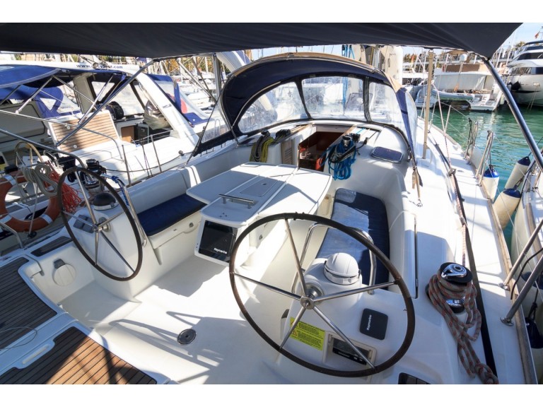 Yacht charter Santa Cruz de Tenerife cheap Oceanis 43