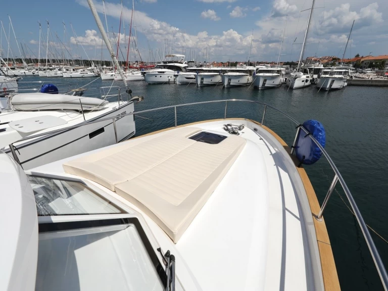 Luxury Yacht rental in Biograd na Moru - Greenline Yachts Greenline 33