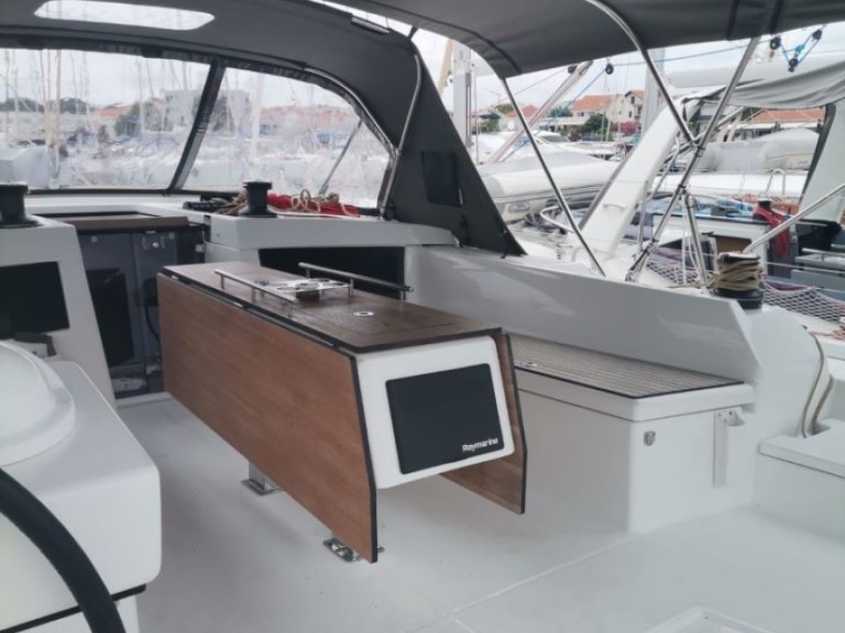 Sailboat for rent Šibenik at the best price