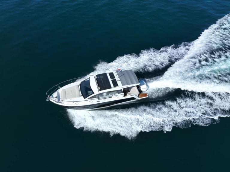 Yacht charter Kaštela cheap Sealine C335V