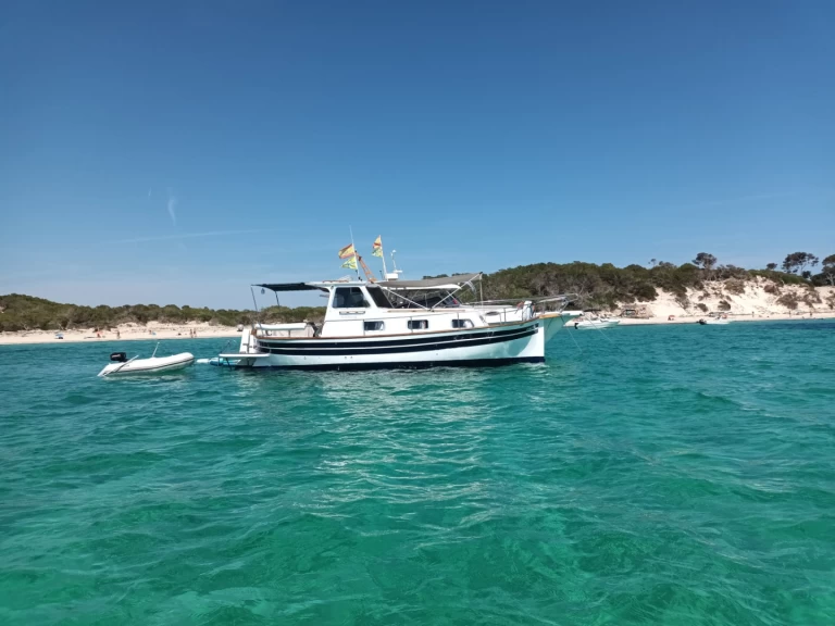Bareboat Rental Motorboat Majoni with a boat licence