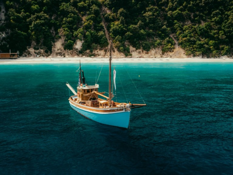  Wooden Trawler in Perigiali on SamBoat