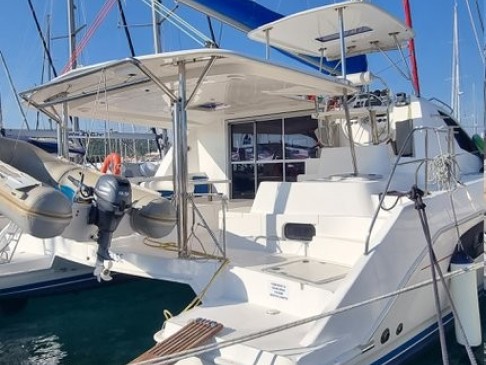 Bareboat Rental Catamaran Leopard Catamarans / Robertson & Caine with a boat licence