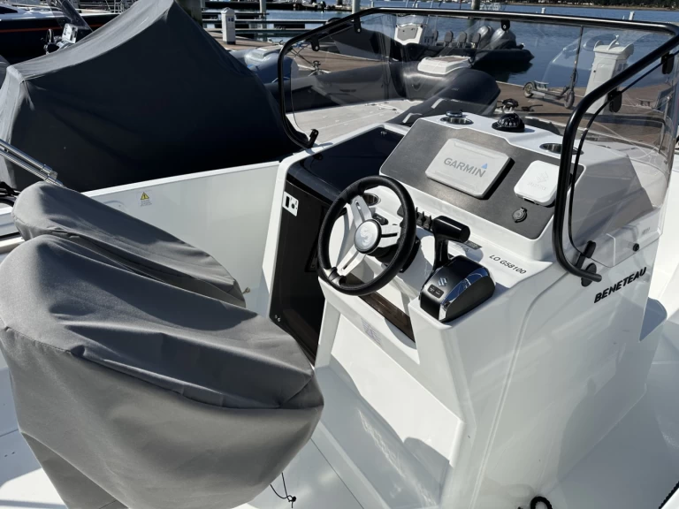 Bareboat Rental Motorboat Bénéteau with a boat licence