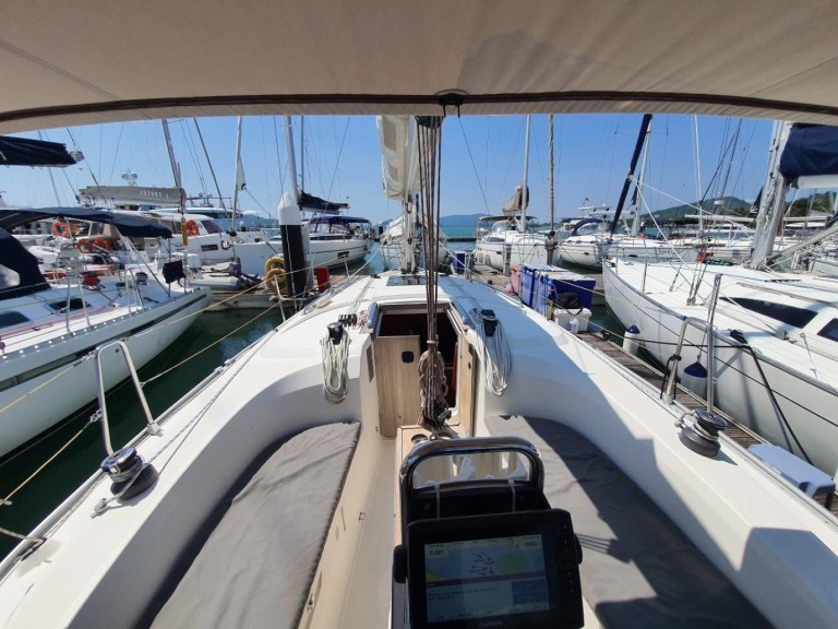 Sailboat rental in Mai Khao - Bavaria Cruiser 33
