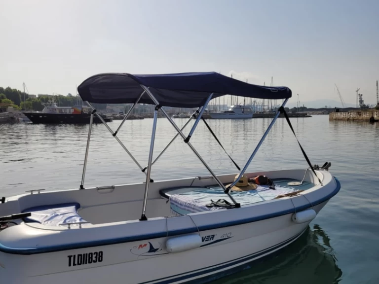 Bareboat Rental Motorboat Quicksilver with a boat licence
