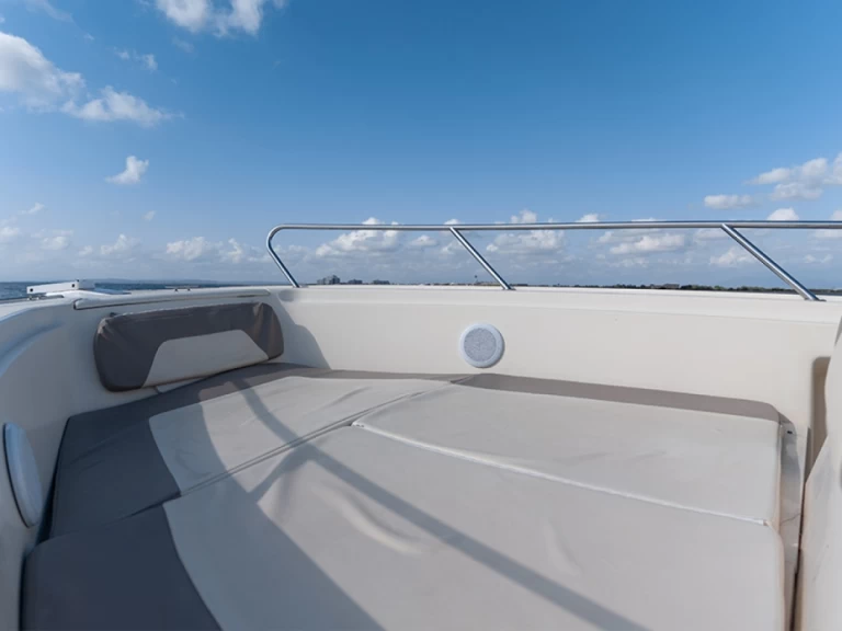 Motorboat for rent Roses at the best price