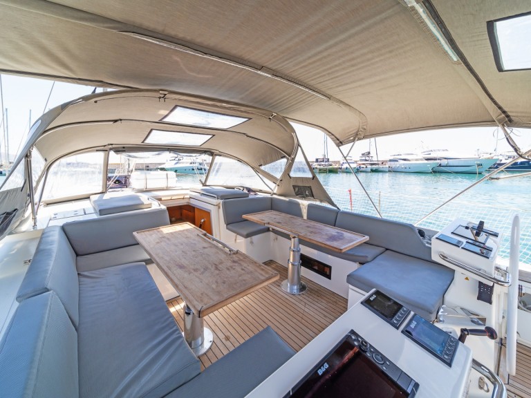 Boat rental Bavaria Bavaria C57 in Alimos on Samboat