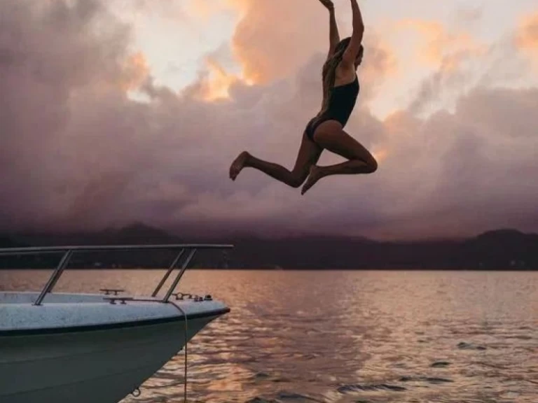 Bareboat Rental Sailboat Catalina with a boat licence