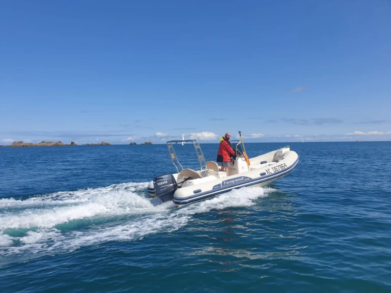 Bareboat Rental RIB Capelli with a boat licence