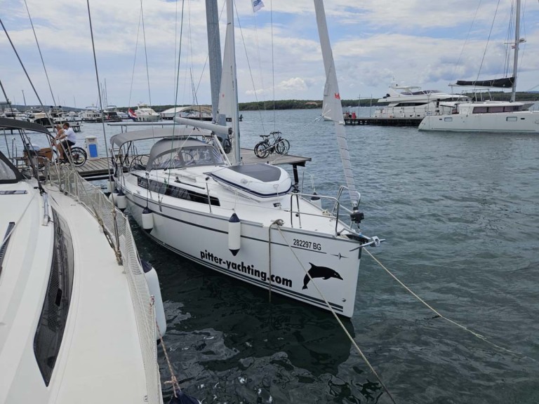 Bareboat Rental Sailboat Bavaria with a boat licence