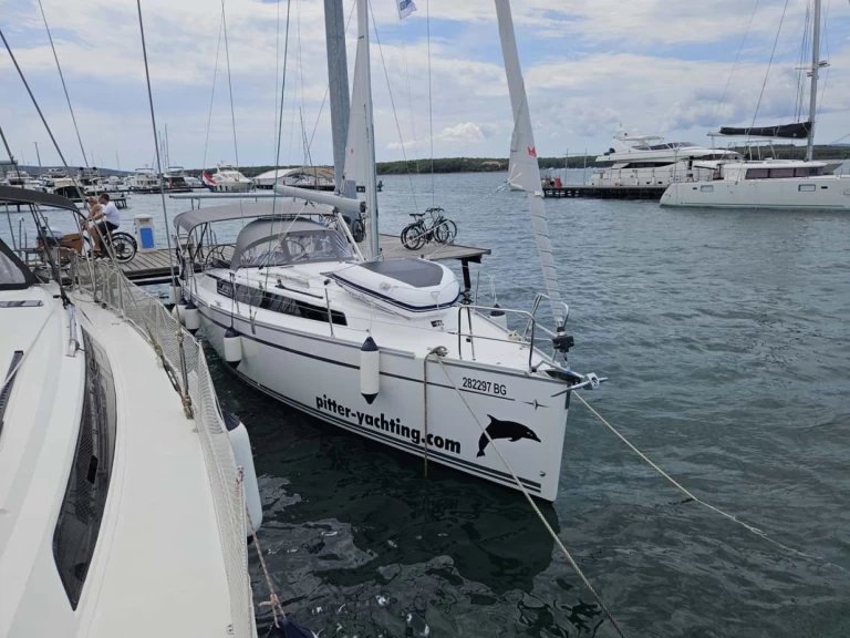 Bareboat Rental Sailboat Bavaria with a boat licence