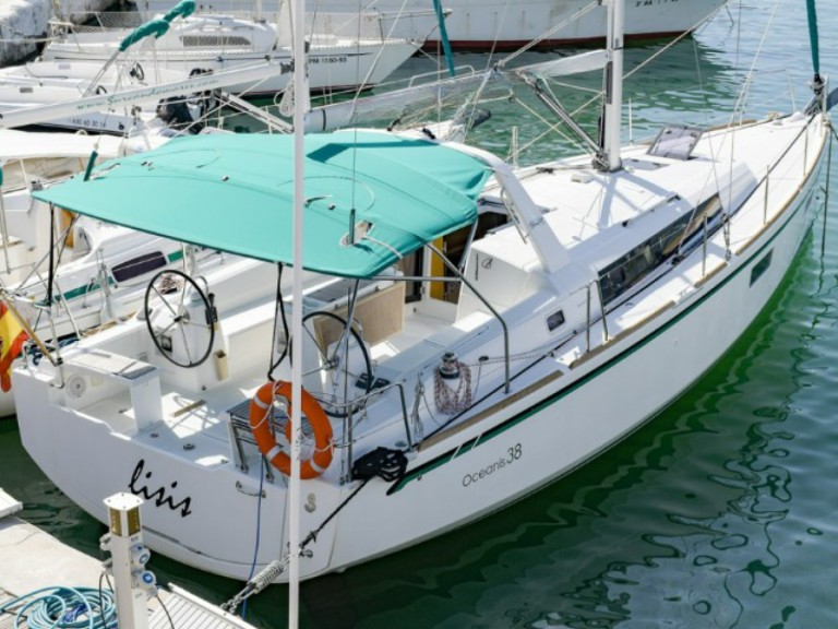 Bénéteau Oceanis 38 in Sitges on SamBoat