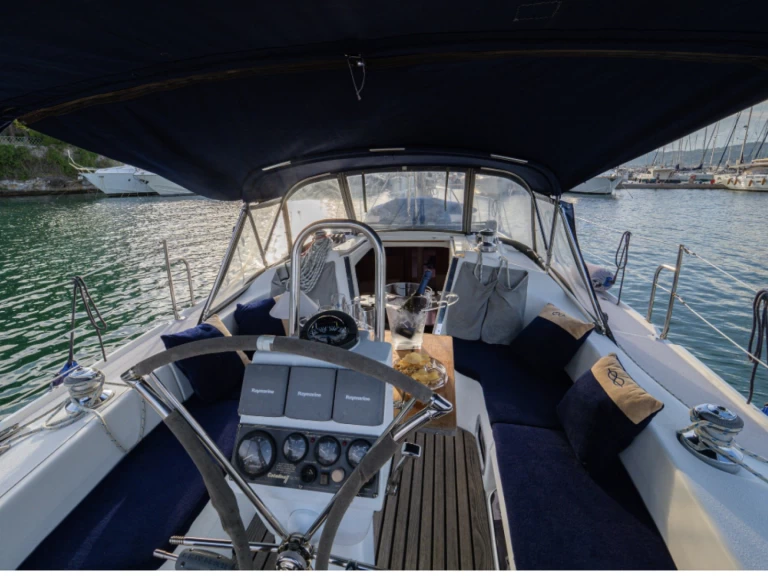 Catalina 320  in Fezzano on SamBoat