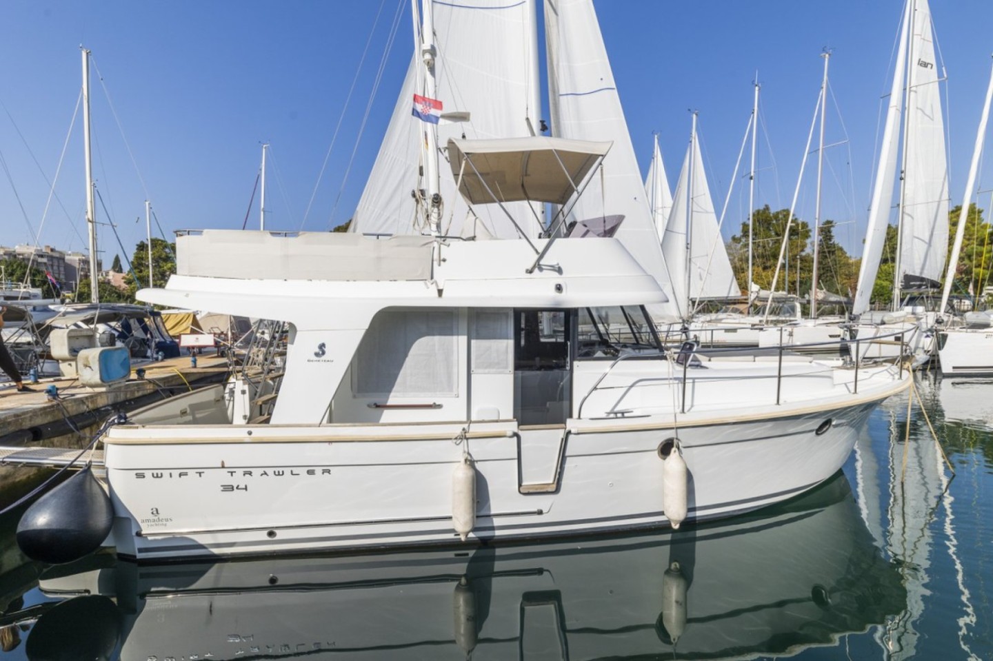 Rent a Motorboat Bénéteau Swift Trawler 34 Fly in Zadar (Blue Sky