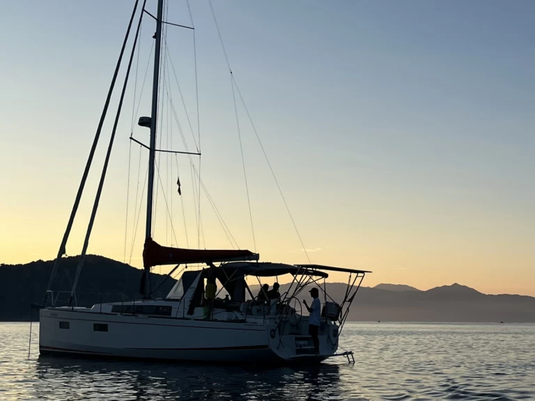 Boat rental Bénéteau Oceanis 38.1 in l'Escala on Samboat