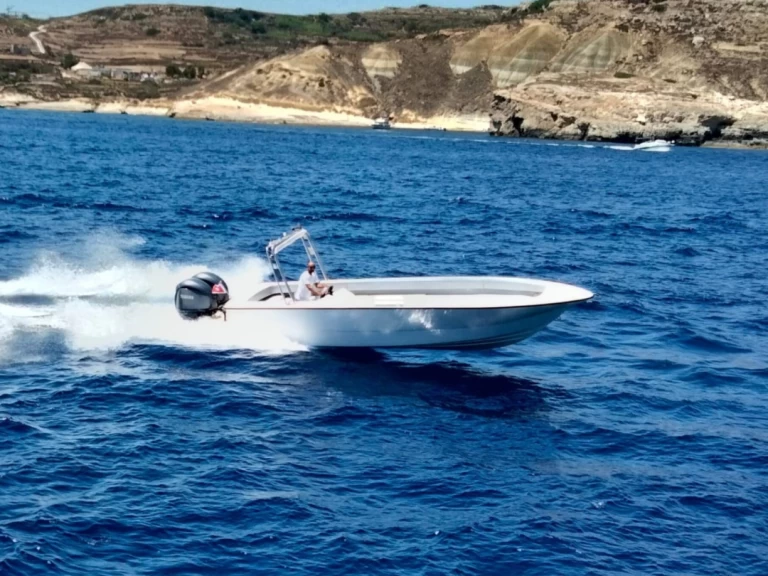 Bareboat Rental Motorboat Crown with a boat licence