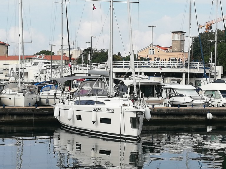 Rent a Bavaria Bavaria C38 (2 heads) Zadar