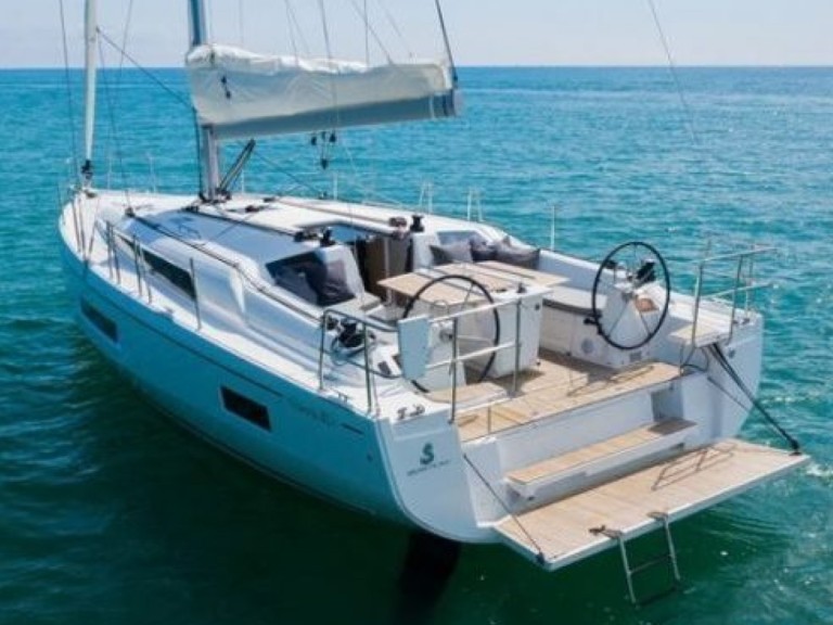 Boat rental OCEANIS 40.1 OCEANIS 40.1 in Arzon on Samboat