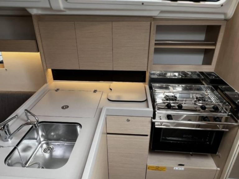 Yacht charter Arzon cheap OCEANIS 34 QR