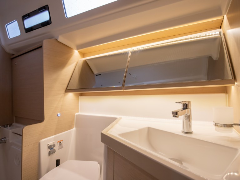 Rent a Bénéteau Oceanis 40.1 Furnari