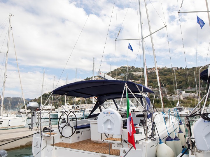 Yacht charter Furnari cheap Oceanis 40.1