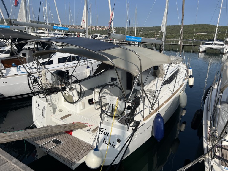 Bareboat Rental Sailboat Jeanneau with a boat licence