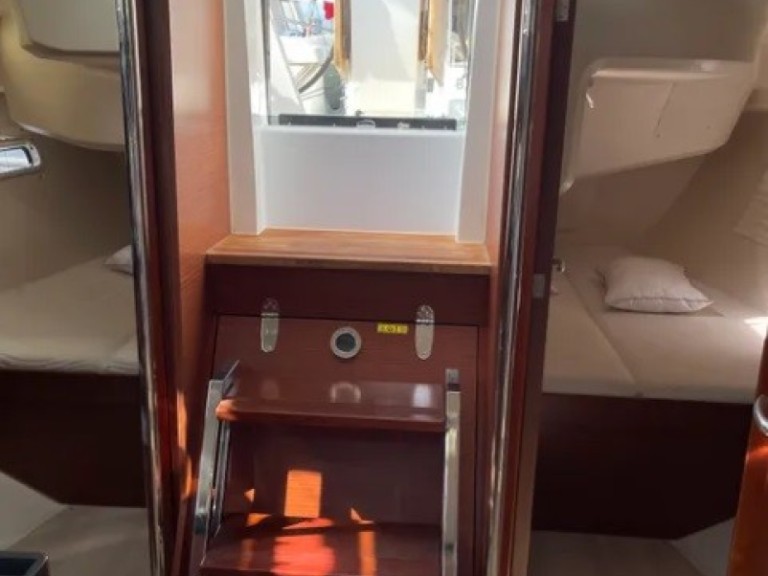 Rent a Hanse Hanse 388 Lefkáda