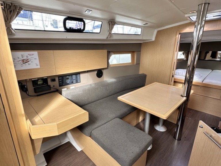 Sailboat rental in La Rochelle - Bénéteau Oceanis 38.1