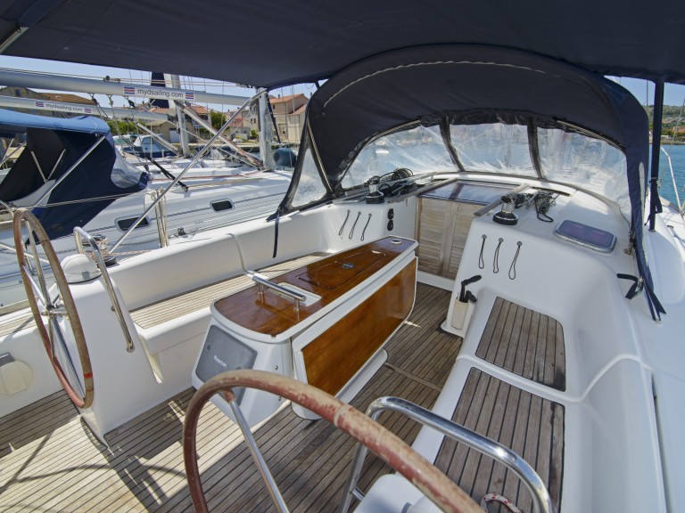 Bénéteau Oceanis 43 in Betina on SamBoat