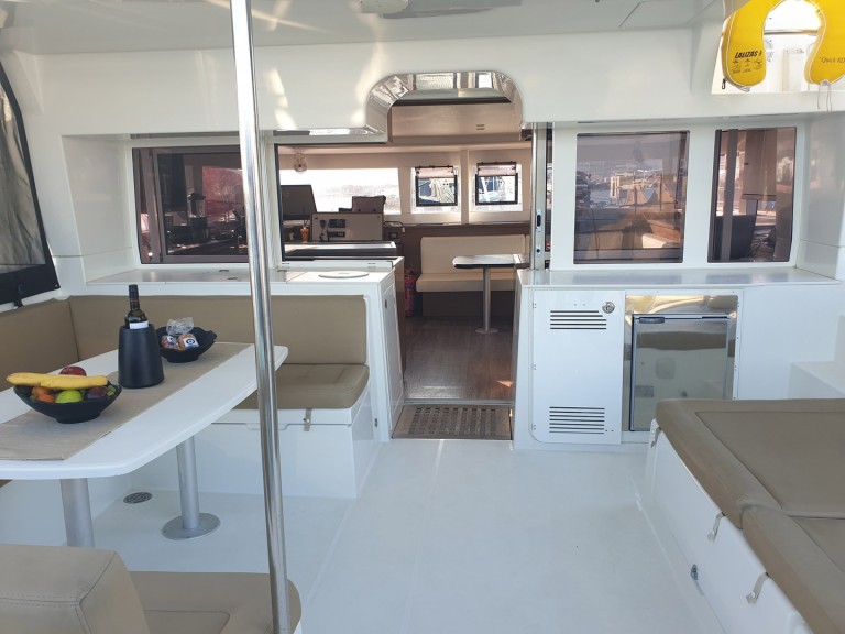 Boat rental Lagoon Lagoon 450 F in Vlychada on Samboat