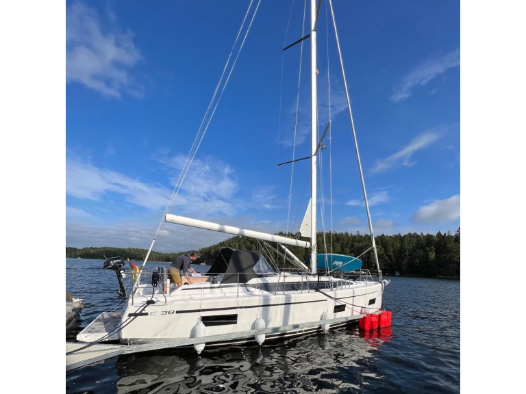 Sailboat rental in Saltsjö Pir Marina - Bavaria Bavaria C38