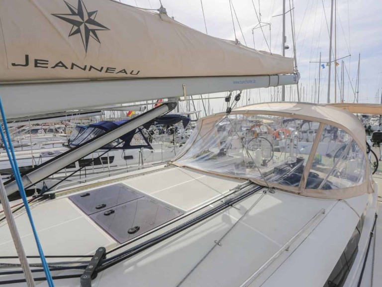 Boat rental Jeanneau Sun Odyssey 440 in Palma de Mallorca on Samboat