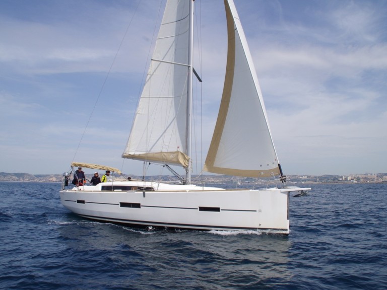 Boat rental DUFOUR 412 GL DUFOUR 412 GL in La Rochelle on Samboat