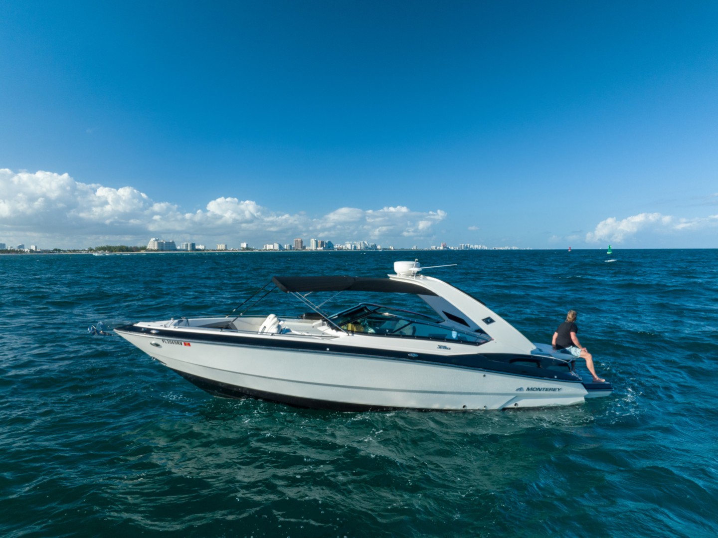 メルです Rent a Motorboat Monterey 328ss in Fort Lauderdale | SamBoat