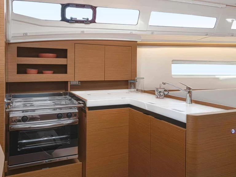 Jeanneau Sun Odyssey 380 in Golfo Aranci on SamBoat