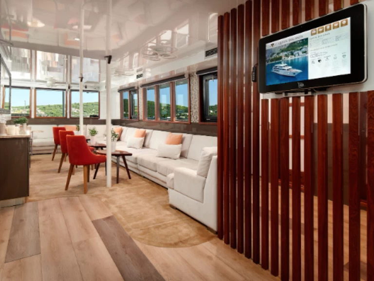 Boat rental  Motoryacht Queen Eleganza in Split on Samboat