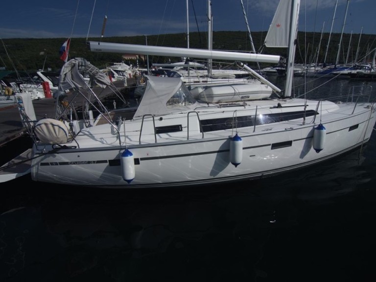 Sailboat rental in Punat - Bavaria Cruiser 37