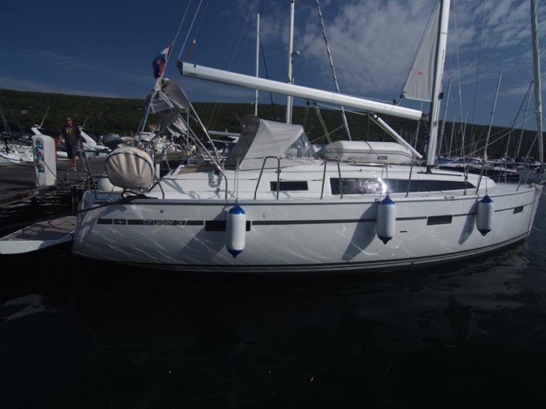Boat rental Bavaria Cruiser 37 in Punat on Samboat