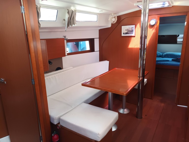 Boat rental Bénéteau Oceanis 38.1 in Furnari on Samboat