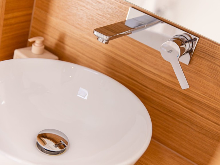 Sailboat for rent Lávrio at the best price