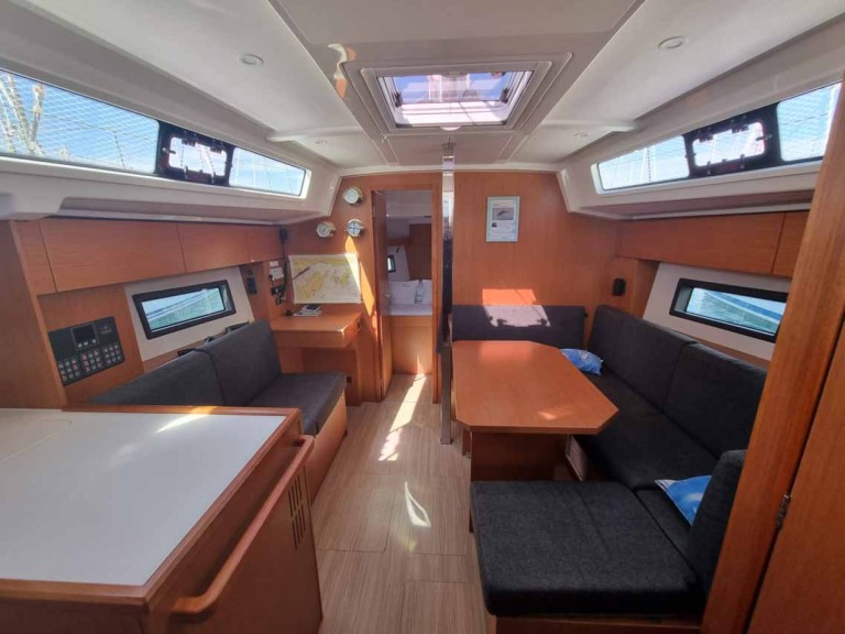 Sailboat rental in Punat - Bavaria Bavaria C38