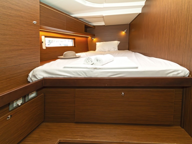 Rent a Bénéteau Oceanis 51.1 Alimos